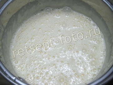 Шоколадный бисквитный торт с заварным кремом и орехами