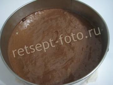 Шоколадный бисквитный торт с заварным кремом и орехами