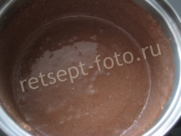Шоколадный бисквитный торт с заварным кремом и орехами