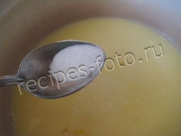 Шоколадный блинный торт с творогом и сметаной