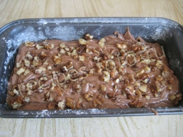 Шоколадный кекс с орехами