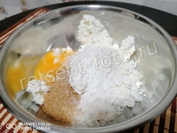 Шоколадный пирог с творожными шариками без масла