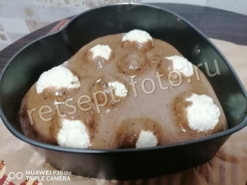 Шоколадный пирог с творожными шариками без масла