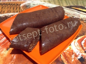 Шоколадный рулет из печенья со сгущенкой и орехами без выпечки