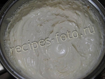 Шоколадный торт с малиной и сливками