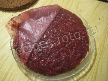 Шоколадный торт с малиной и сливками