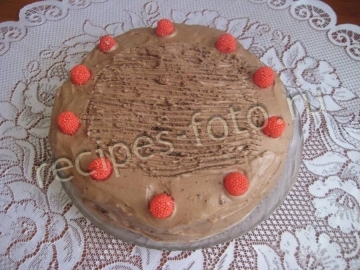 Шоколадный торт с малиной и сливками