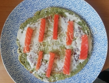 Шпинатные блины с семгой и сливочным сыром