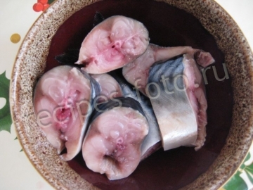 Скумбрия соленая с лимоном и луком в домашних условиях