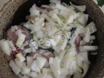 Скумбрия соленая с лимоном и луком в домашних условиях