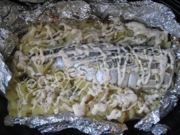 Скумбрия запеченная в духовке с картошкой в фольге