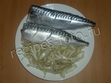 Скумбрия запеченная с луком и лимонным соком в духовке