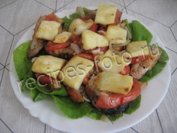 Скумбрия запеченная в духовке с помидорами и сыром кусочками