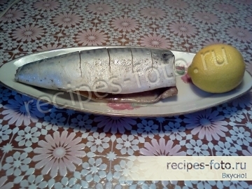 Скумбрия запеченная в фольге с лимоном и морковью в духовке