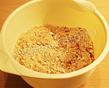 Сладкая колбаска из печенья и какао с молоком