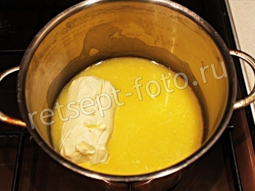Сладкая колбаска из печенья и какао с молоком