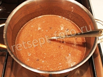 Сладкая колбаска из печенья и какао с молоком
