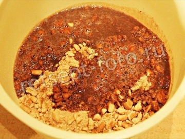 Сладкая колбаска из печенья и какао с молоком