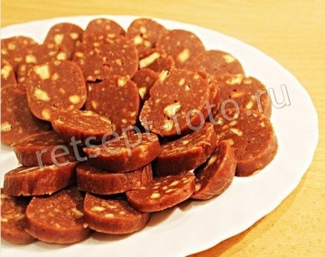 Сладкая колбаска из печенья и какао с молоком
