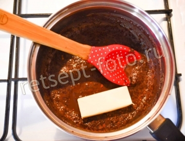 Сладкая колбаска из печенья с орехами и какао