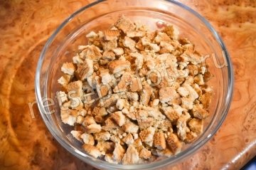 Сладкая колбаска из печенья с орехами и какао