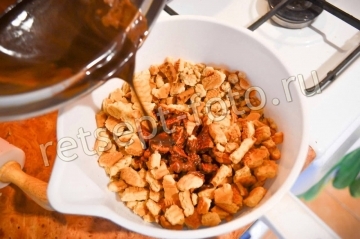 Сладкая колбаска из печенья с орехами и какао