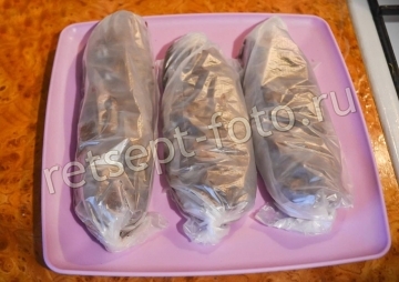 Сладкая колбаска из печенья с орехами и какао