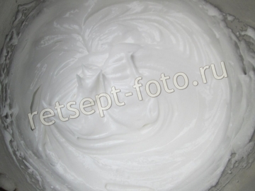 Сладкие корзиночки из слоеного теста с белковым кремом и начинкой