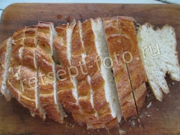 Сладкий пирог из батона с творогом и сливами