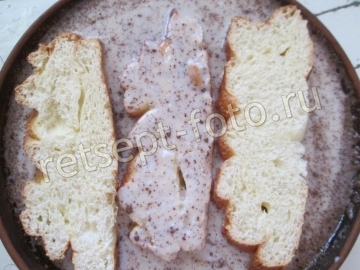 Сладкий пирог из батона с творогом и сливами