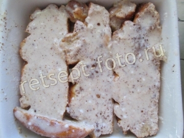 Сладкий пирог из батона с творогом и сливами
