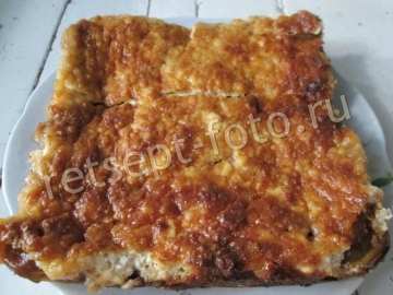 Сладкий пирог из батона с творогом и сливами