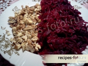 Слоеный салат из вареной свеклы с творогом и чесноком