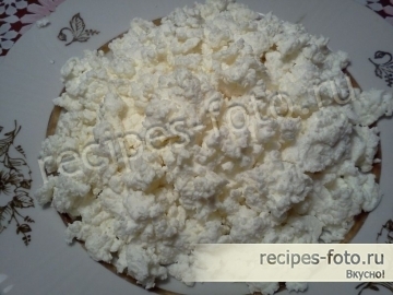 Слоеный салат из вареной свеклы с творогом и чесноком
