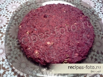 Слоеный салат из вареной свеклы с творогом и чесноком