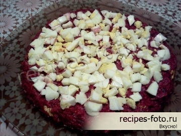 Слоеный салат из вареной свеклы с творогом и чесноком
