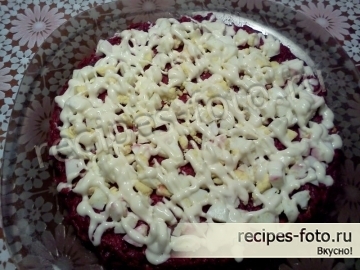 Слоеный салат из вареной свеклы с творогом и чесноком