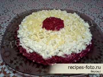 Слоеный салат из вареной свеклы с творогом и чесноком