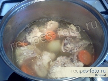 Слоеный салат с курицей и ананасами