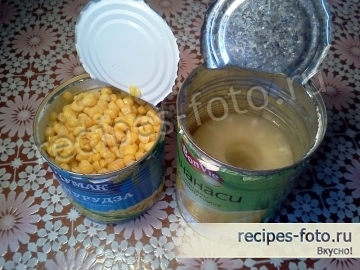 Слоеный салат с курицей и ананасами