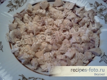 Слоеный салат с курицей и ананасами