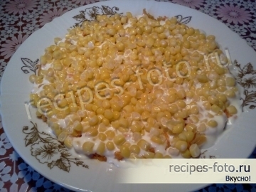Слоеный салат с курицей и ананасами