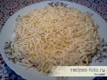 Слоеный салат с курицей и ананасами
