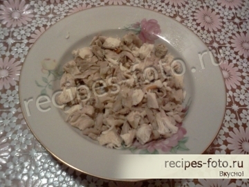 Слоеный салат с курицей, кукурузой и корейской морковкой