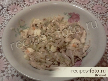 Слоеный салат с курицей, кукурузой и корейской морковкой