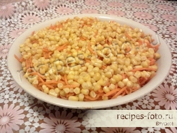 Слоеный салат с курицей, кукурузой и корейской морковкой