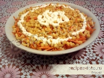 Слоеный салат с курицей, кукурузой и корейской морковкой