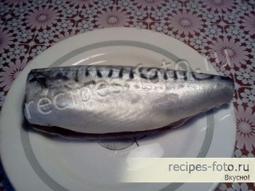 Слоеный салат с соленой скумбрией и корейской морковью