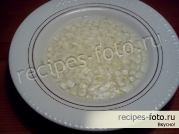Слоеный салат с соленой скумбрией и корейской морковью