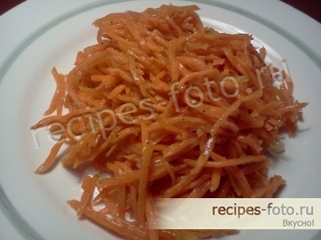 Слоеный салат с соленой скумбрией и корейской морковью